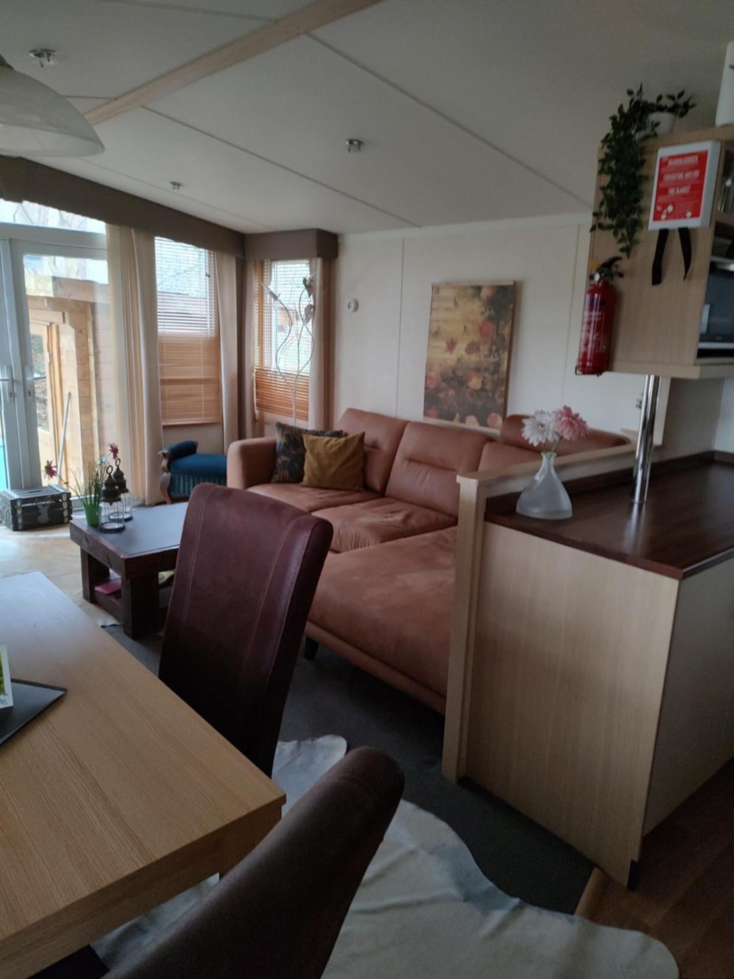 Chalet Met Veranda Aan Bosrand Vledder Екстериор снимка